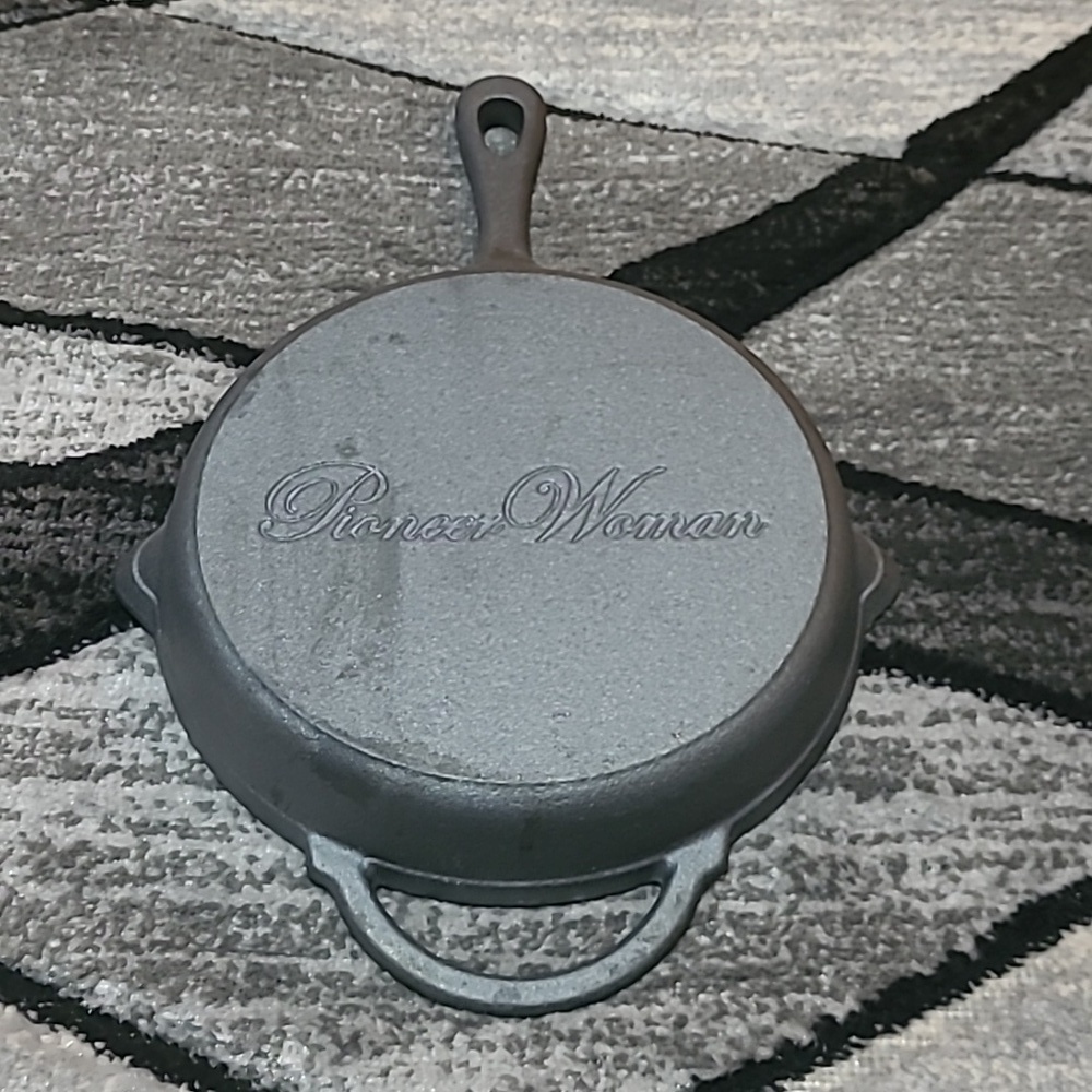 THE PIONEER WOMAN 8" DUAL POURING SPOUTS HANDLES CAST IRON FRY PAN